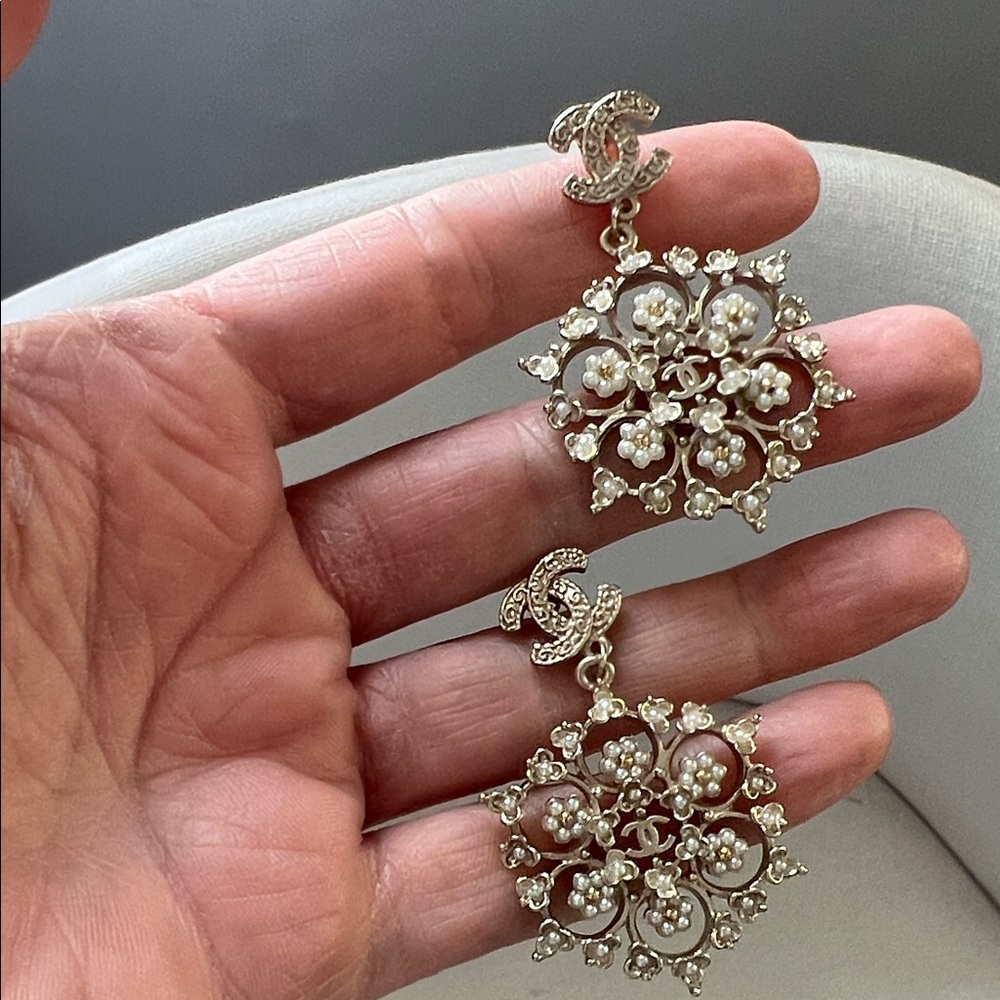 CHANEL Silver and Pearl Floral Earrings - Picture 9 of 10